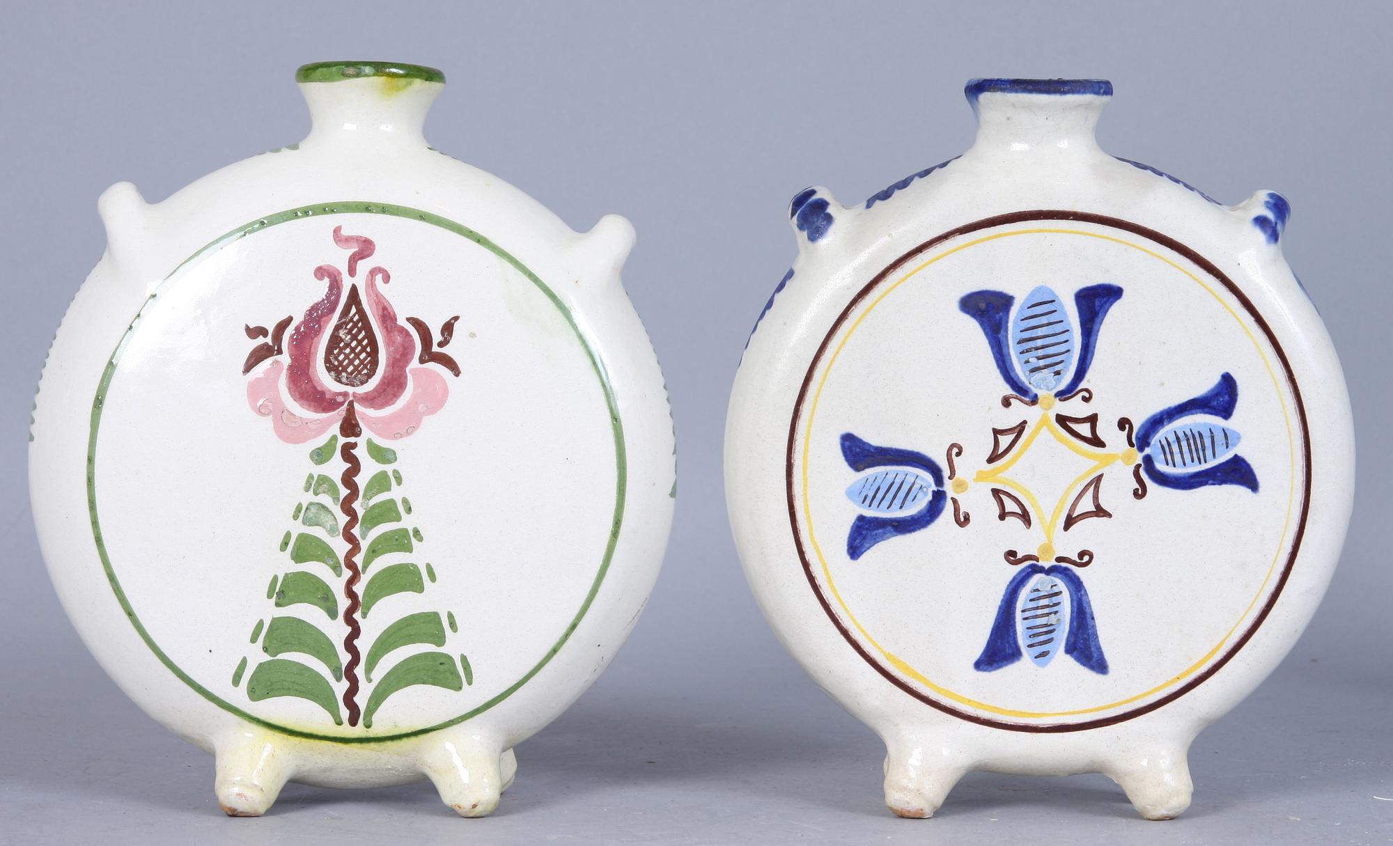 KRUS, 2 st, glaserad keramik, 1900-tal.