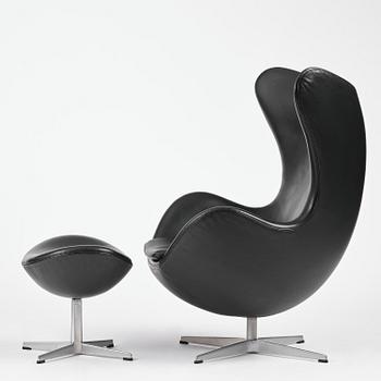 Arne Jacobsen, fåtölj med fotpall, "Ägget", Fritz Hansen, Danmark, 2001.