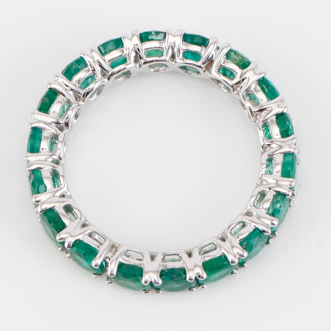 RING, 18K vitguld och smaragder tot ca 3.62 ct.