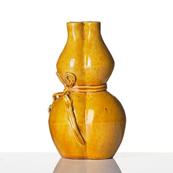A yellow glazed triple spouted double gourd vase, Qing dynasty, 18th century.