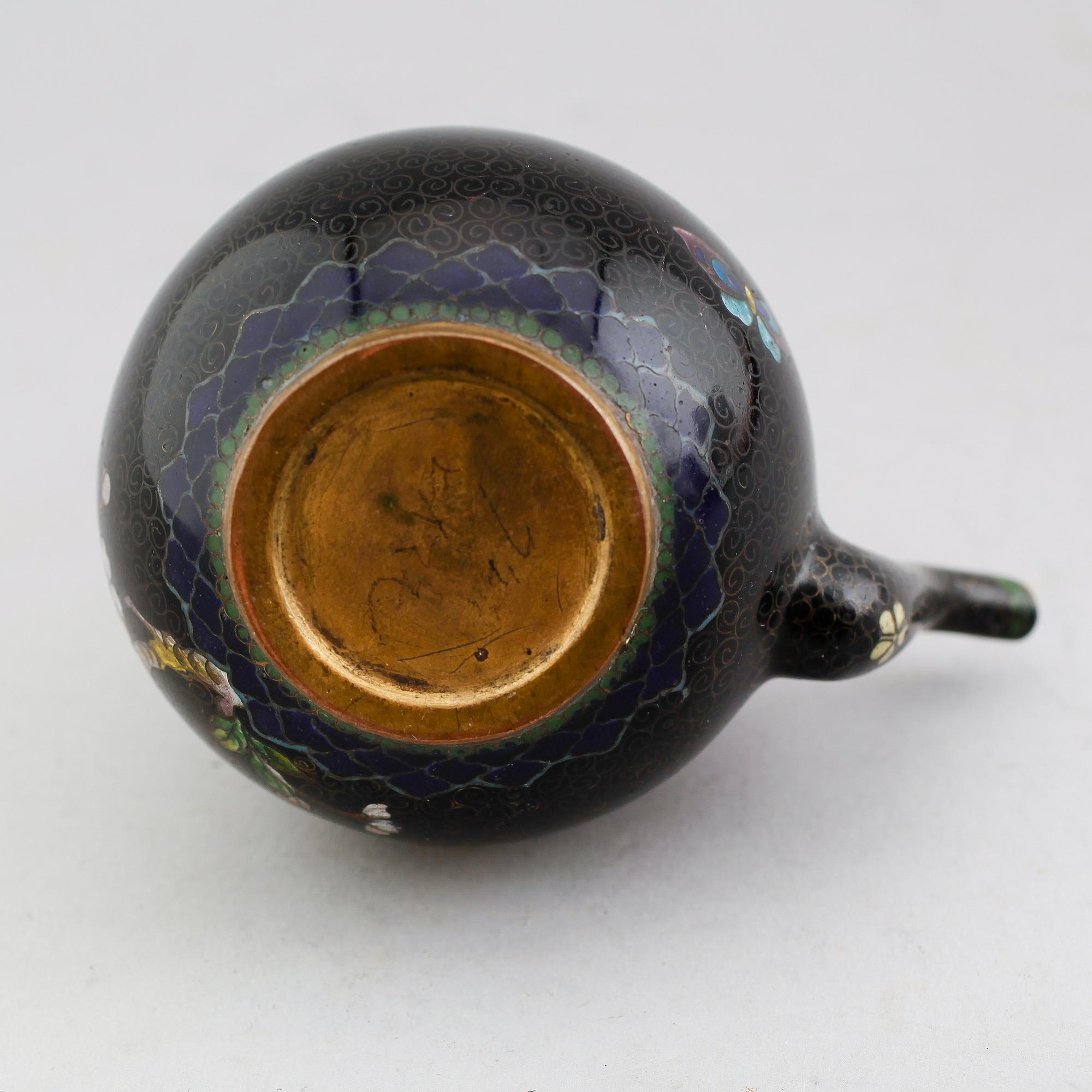 BRICKA SAMT VINKANNA, koppar samt emalj, Kina, 1800-/1900-tal.