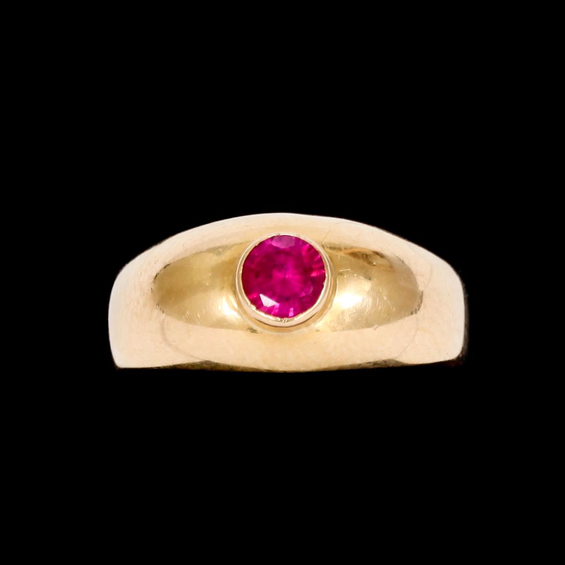 RINGAR, 2 st. 18k guld med fasettslipade röda stenar. 1923 resp 1965. Vikt tot 3,1 g.