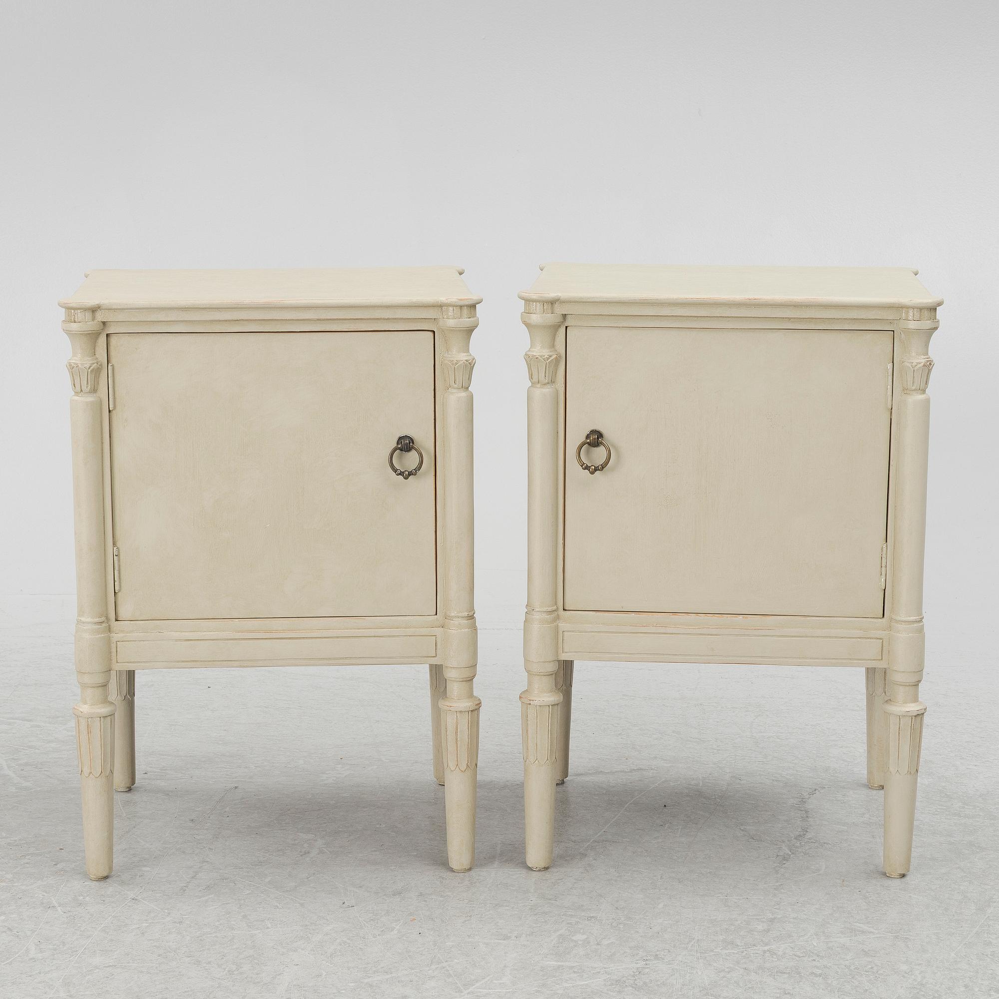 Sängbord, ett par, samtida.