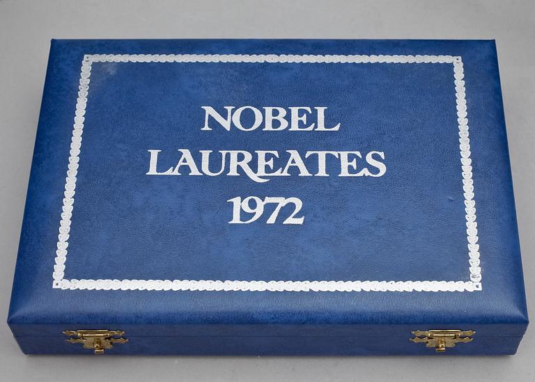PLAKETTER, 44 st, "Nobel Laureats" patinerad brons, Sporrong, 1900-talets andra hälft.