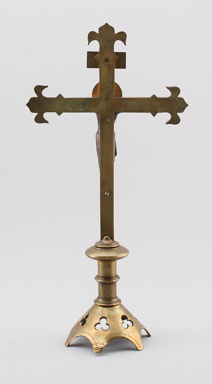 KRUCIFIX, mässing, märkt A. Chertier, Orfèvre, Paris, 1800-talets andra hälft.
