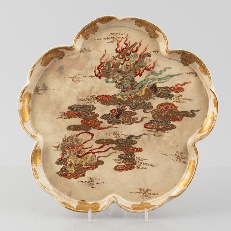 A Satsuma/Kyo-ware porcelain dish, signed Kinkozan, Japan, early 20th century.