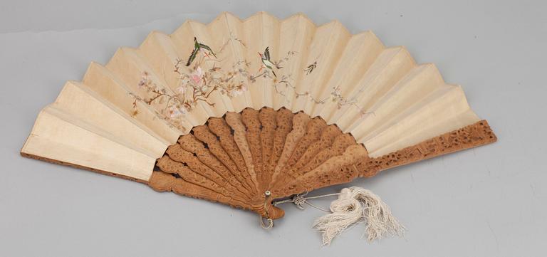 SOLFJÄDER samt ETUI, Kina 1800-talets slut.