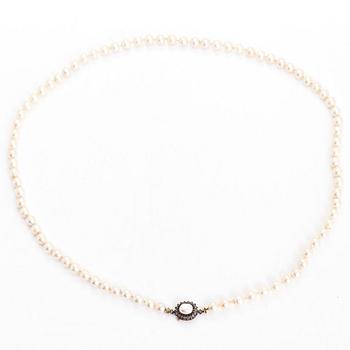 Halsband, collier med odlade pärlor, lås i 18K guld/silver och rosenslipade diamanter.