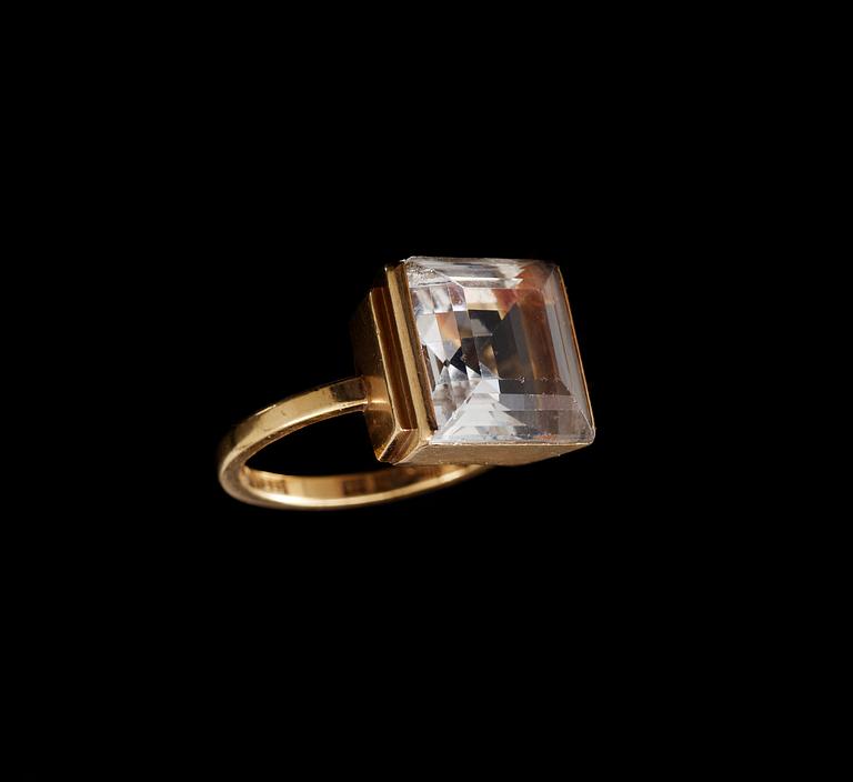 A Wiwen Nilsson 18K gold and facet cut white beryle ring, Lund 1942.
