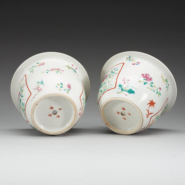 YTTERFODER, ett par, porslin. Republik, 1900-talets första hälft, med Qianlong fyra karaktärers märke.