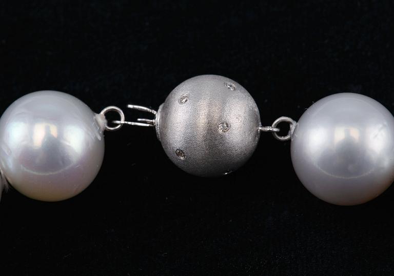 KAULAKORU, etelänmerenhelmiä 13 - 16 mm. Lukko jossa  n. 0.08 ct. timantteja 14K valkokultaa. Pituus 46 cm.