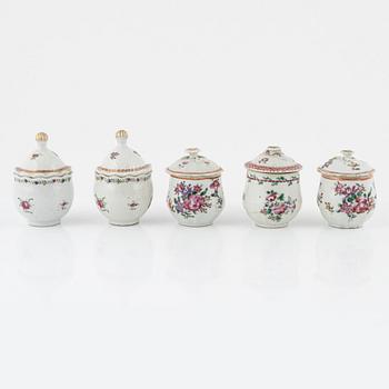 A matched set of 6 Chinese Export custard cups with covers and a cup, Qing dynasty, 18th Century.