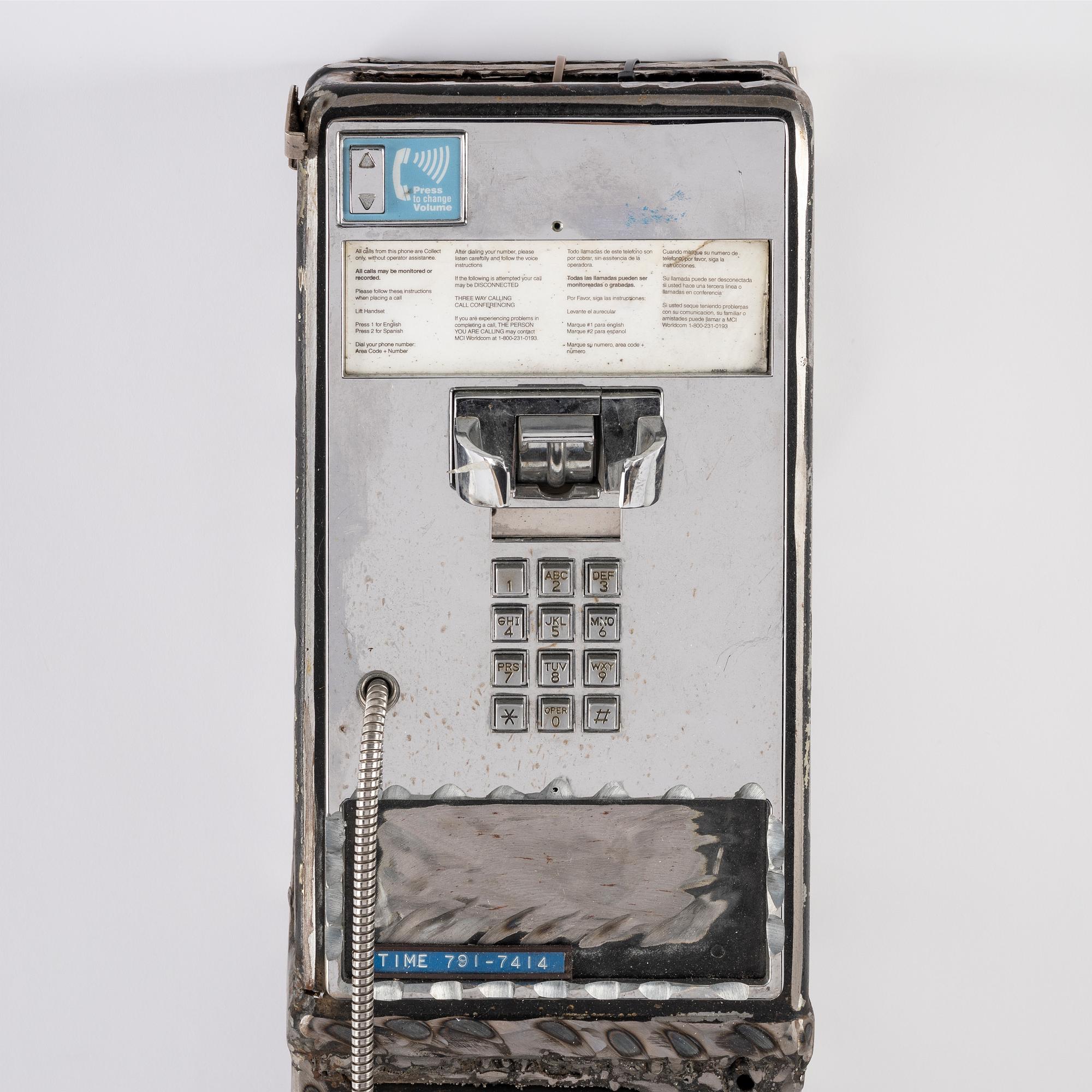 Jason Matthew Lee, hårddiskmagneter, djurfälla, modifierad betaltelefon. Utförd 2017.