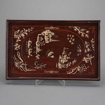 BRICKA. trä samt ben, Sen Qing/1900-talets början.