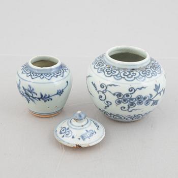 Krukor, två stycken, porslin, Mingdynastin (1368-1644).