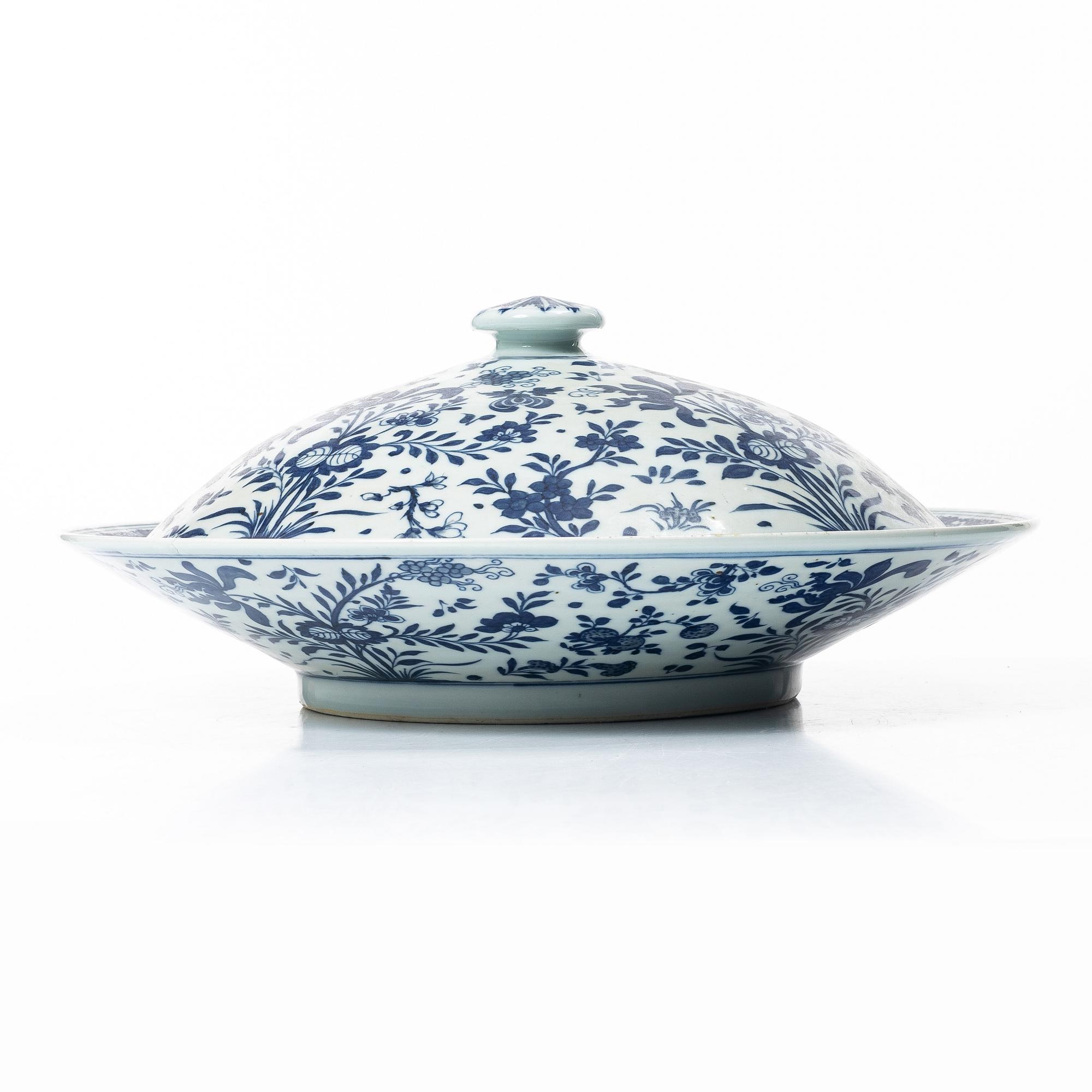 A Chinese blue and white tureen with cover, 20th century.