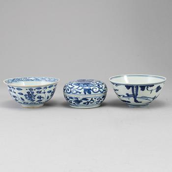 Two blue and white bowls and a box with cover, Ming dynasty (1368-1644).