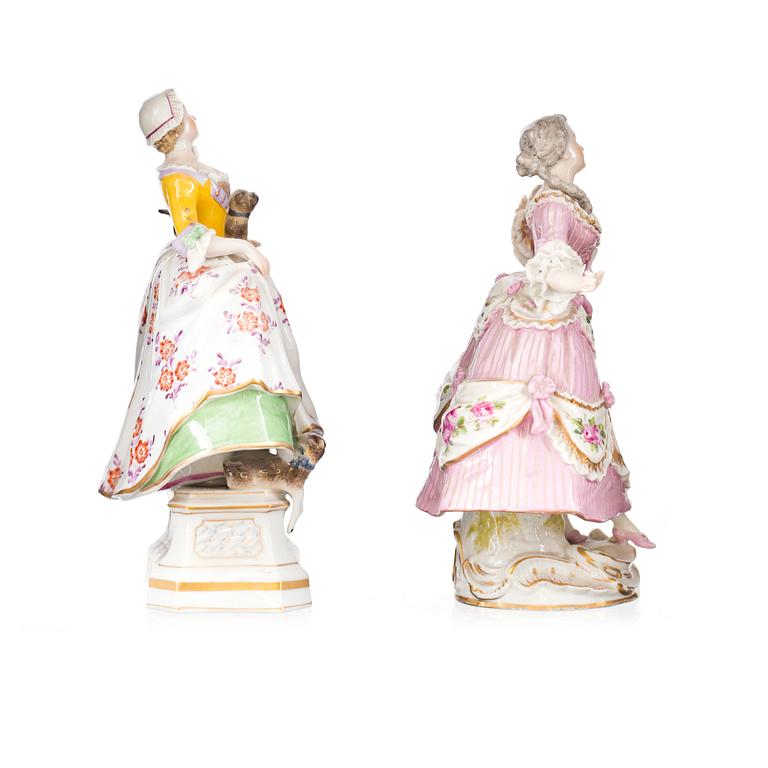 FIGURINER, 2 st, porslin. Omkring 1900.