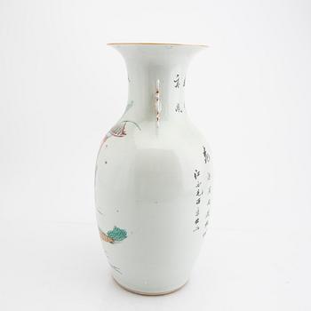 A Chinese 20th century porcelain vase.