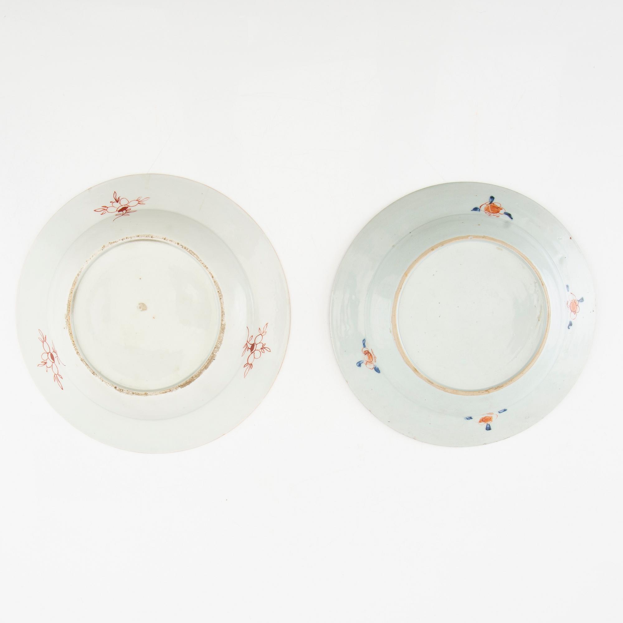 Tallrikar 2 st Kangxi (1662-1722) och Yongzheng (1723-35) porslin.