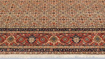 A Sarouk carpet, approx. 337 x 243 cm.
