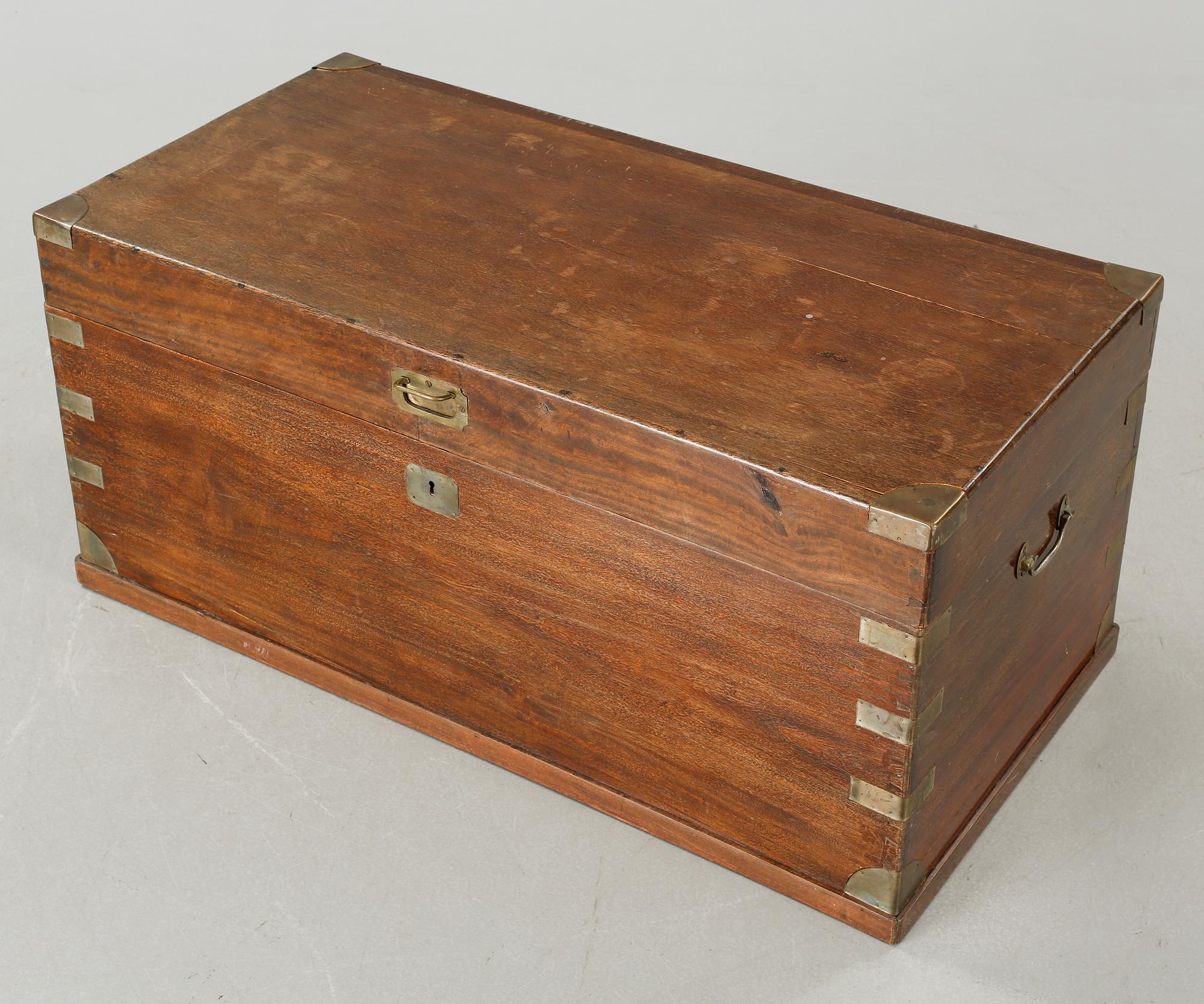 KOFFERT / KISTA, engelsk stil, omkring sekelskiftet 1900.