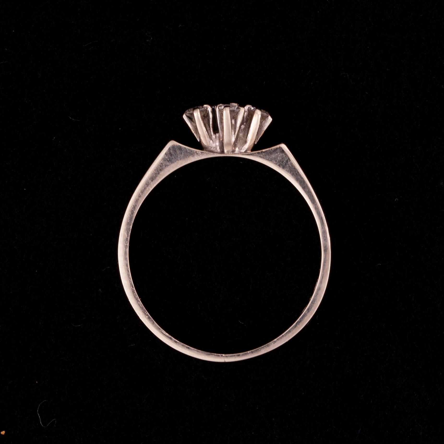 RING, vitguld 18K, 4 små diamanter, enligt gravyr 0,1 ct. Åbo 1977. Vikt 2,7 g.