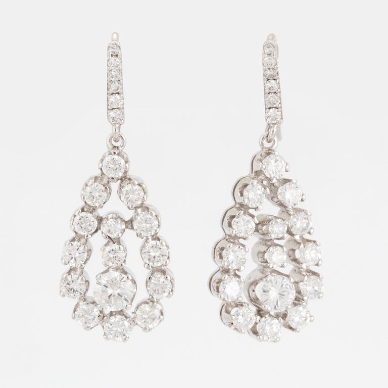 EARRINGS, 18 carat white gold with diamonds approx. 2.50 cts, pear-shaped.