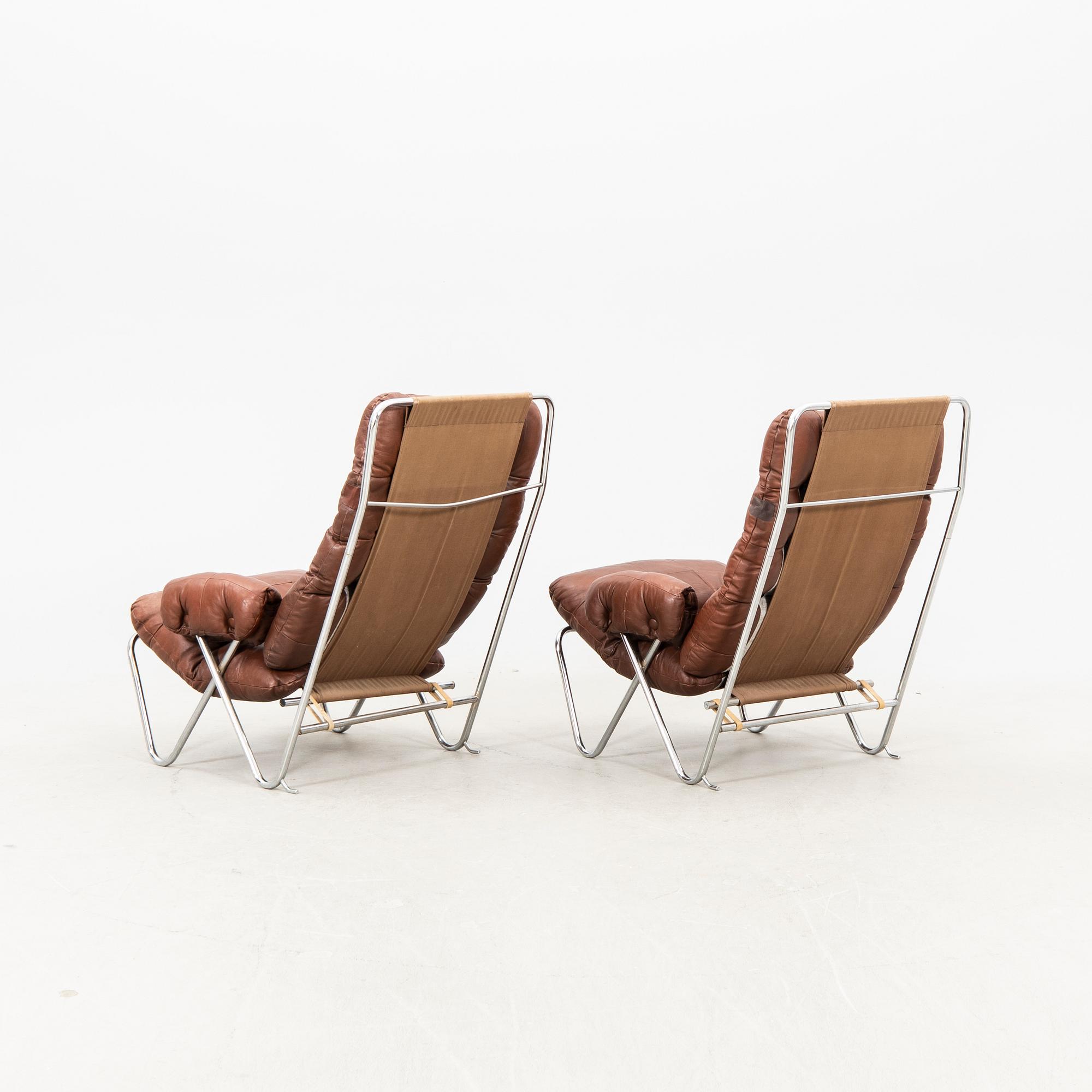 A pair of leather easy chairs from the second half of the 20th century.
