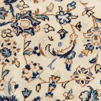 A Kashan carpet, ca 352 x 239 cm.