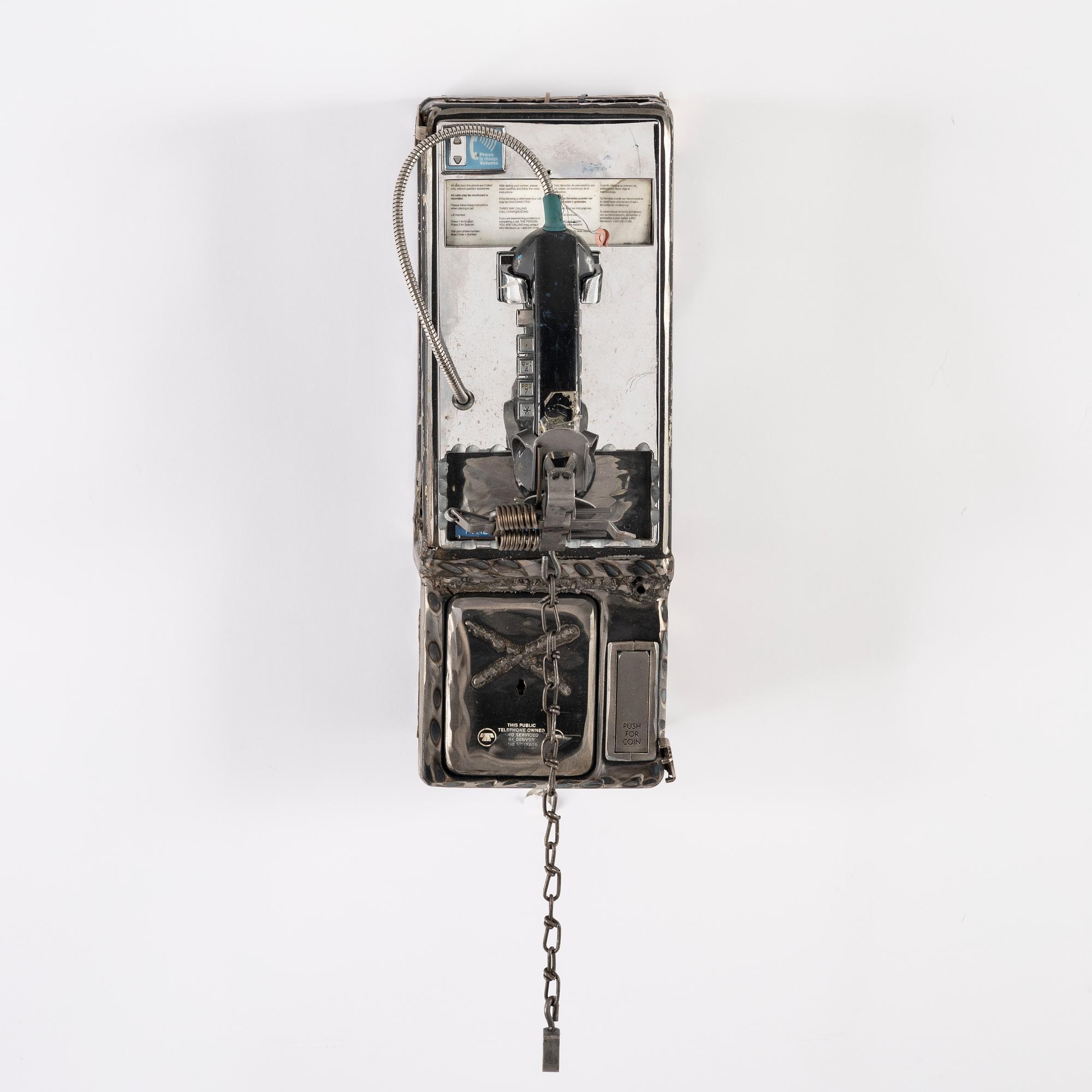 Jason Matthew Lee, hårddiskmagneter, djurfälla, modifierad betaltelefon. Utförd 2017.