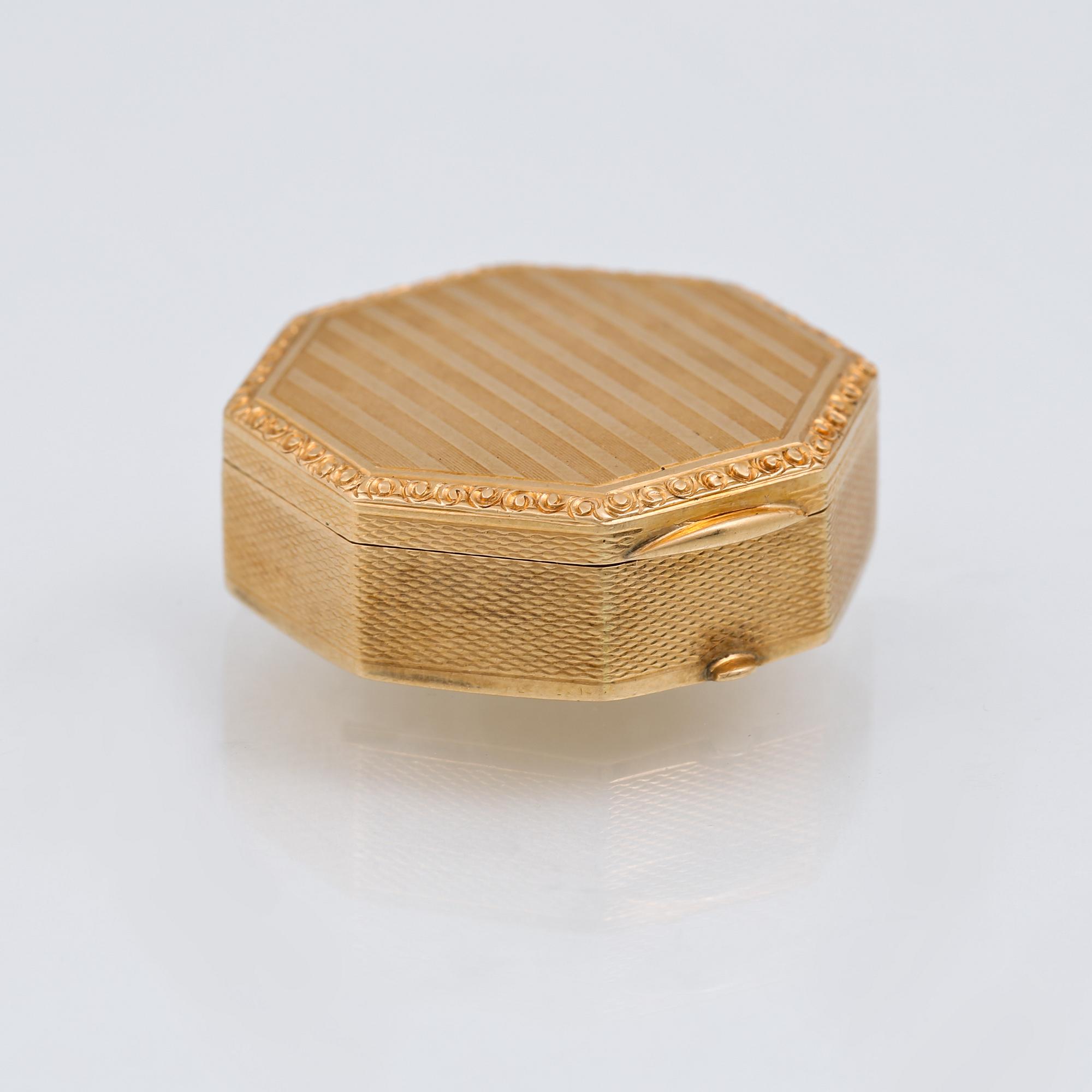 DOSA, 18K guld, importstämplat, Stockholm, 1917. Vikt 12,0 gram.