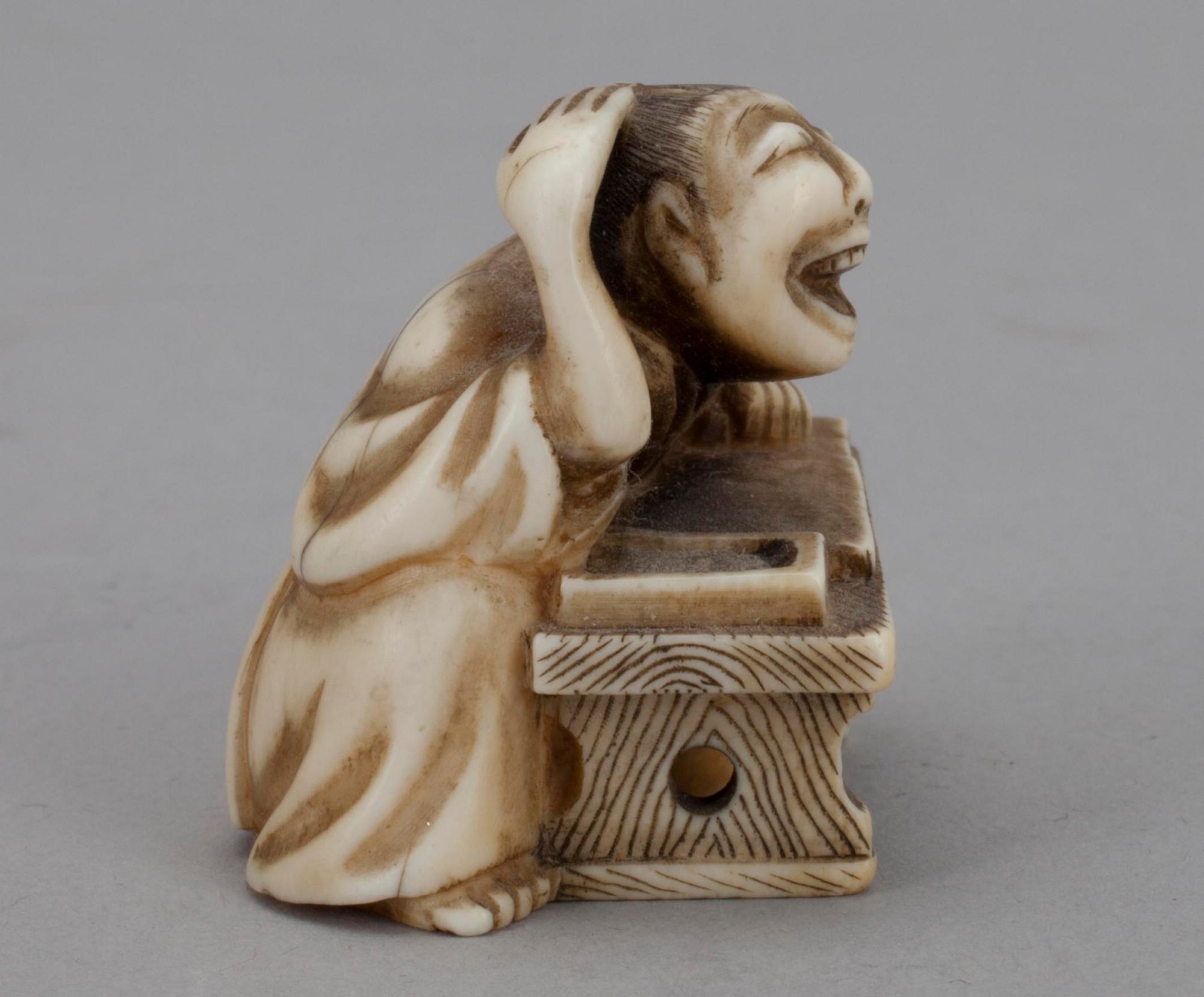 NETSUKE, ben, Japan 1900-talets början.