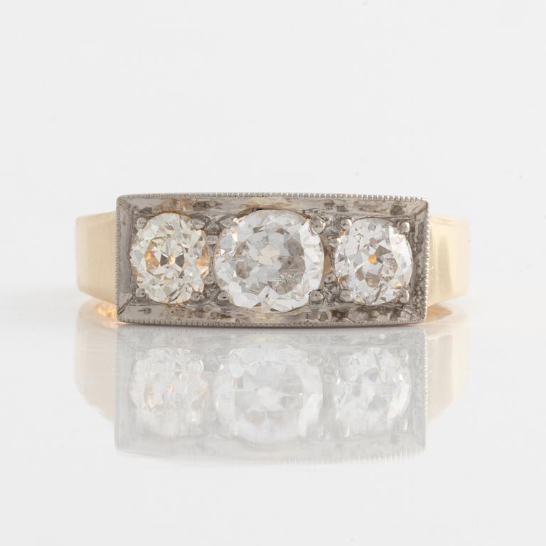 Ring in 18K gold with old-cut diamonds.