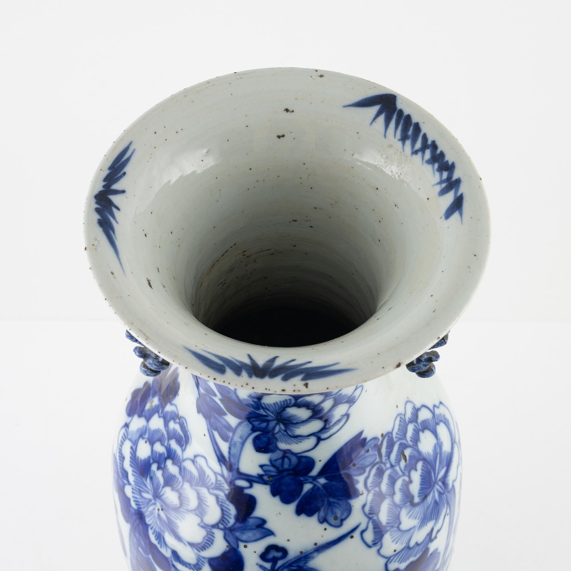 A blue and white porcelain vase, China, late Qing dyansty, late 1800's.