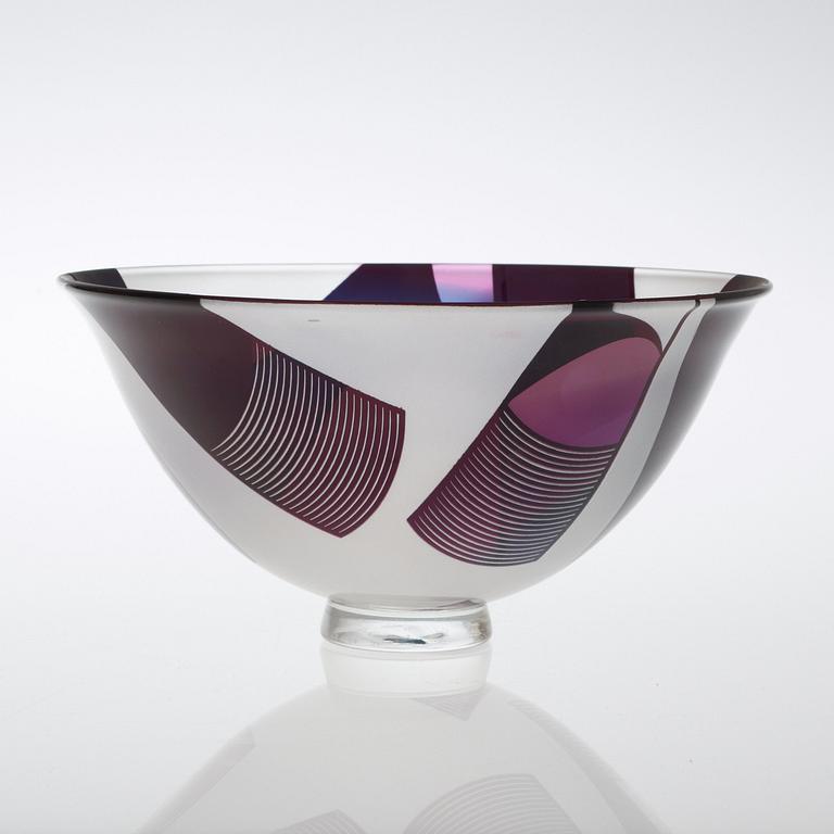 A Klas-Göran Tinbäck blasted glass bowl, 1997.