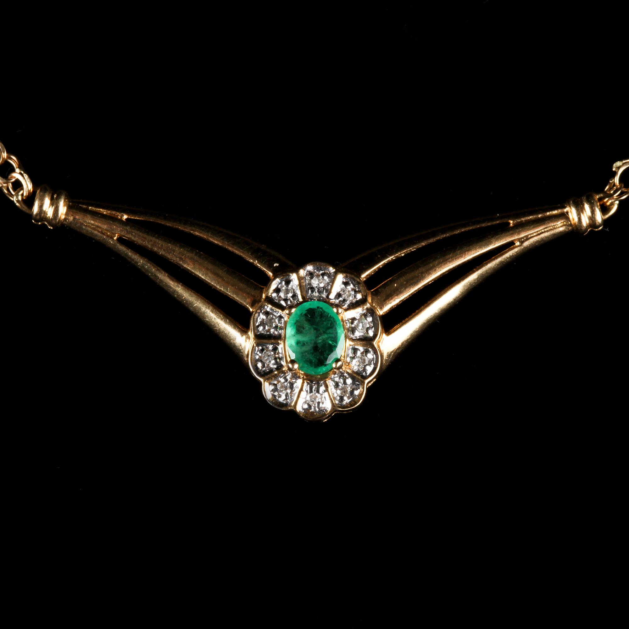 COLLIER OCH ÖRHÄNGEN, ett par, 18k guld med smaragder och små diamanter. Vikt 6,7 g.