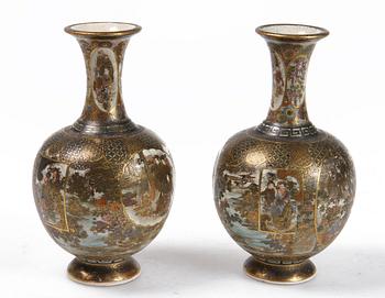 VASER, ett par, flintgods, satsuma, Japan, 1800/1900-tal.