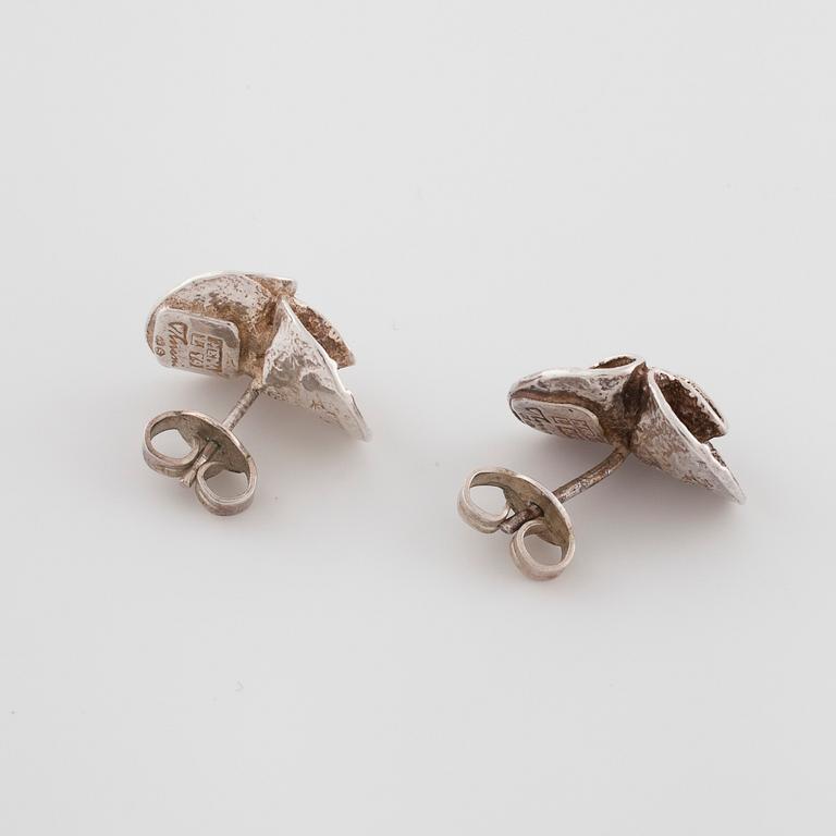 THERESIA HVORSLEV, för Mema, Lidköping, 1979, en brosch samt ett par örhängen.