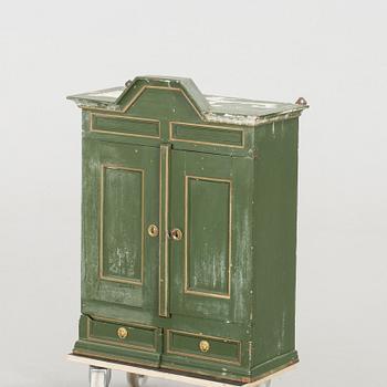 SWEDISH EARLY 19TH CENTURY CUPBOARD.