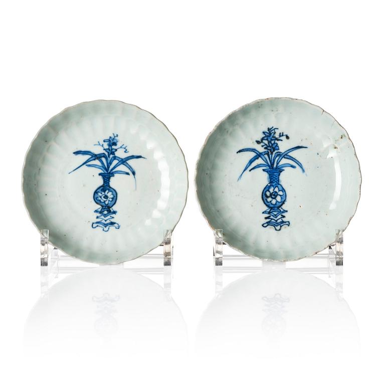 A set with two blue and white Tianqi dishes, 17th century.
