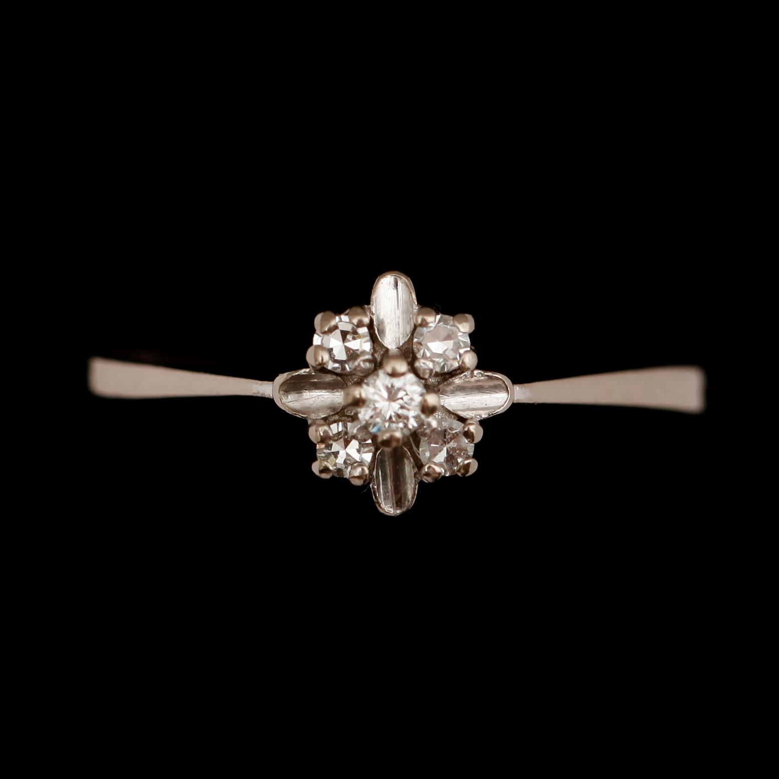 RINGAR, 2 st 18 k vitguld med briljanter. Vikt ca 5 g.
