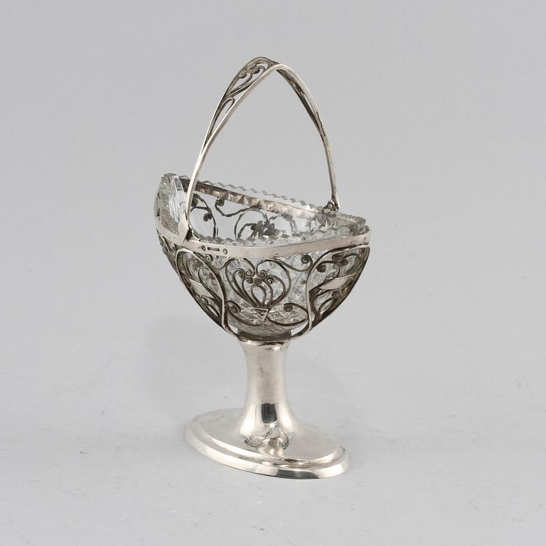 SKÅL, glas och silver, empire, troligen Tyskland, 1800-talets första hälft. Vikt 222 g exkl glas.