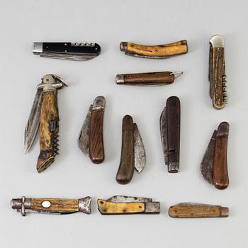 A COLLECTION OF 12 FOLDING KNIVES, 19th century.