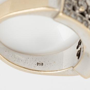 Ring with dark sapphire and brilliant-cut diamonds.