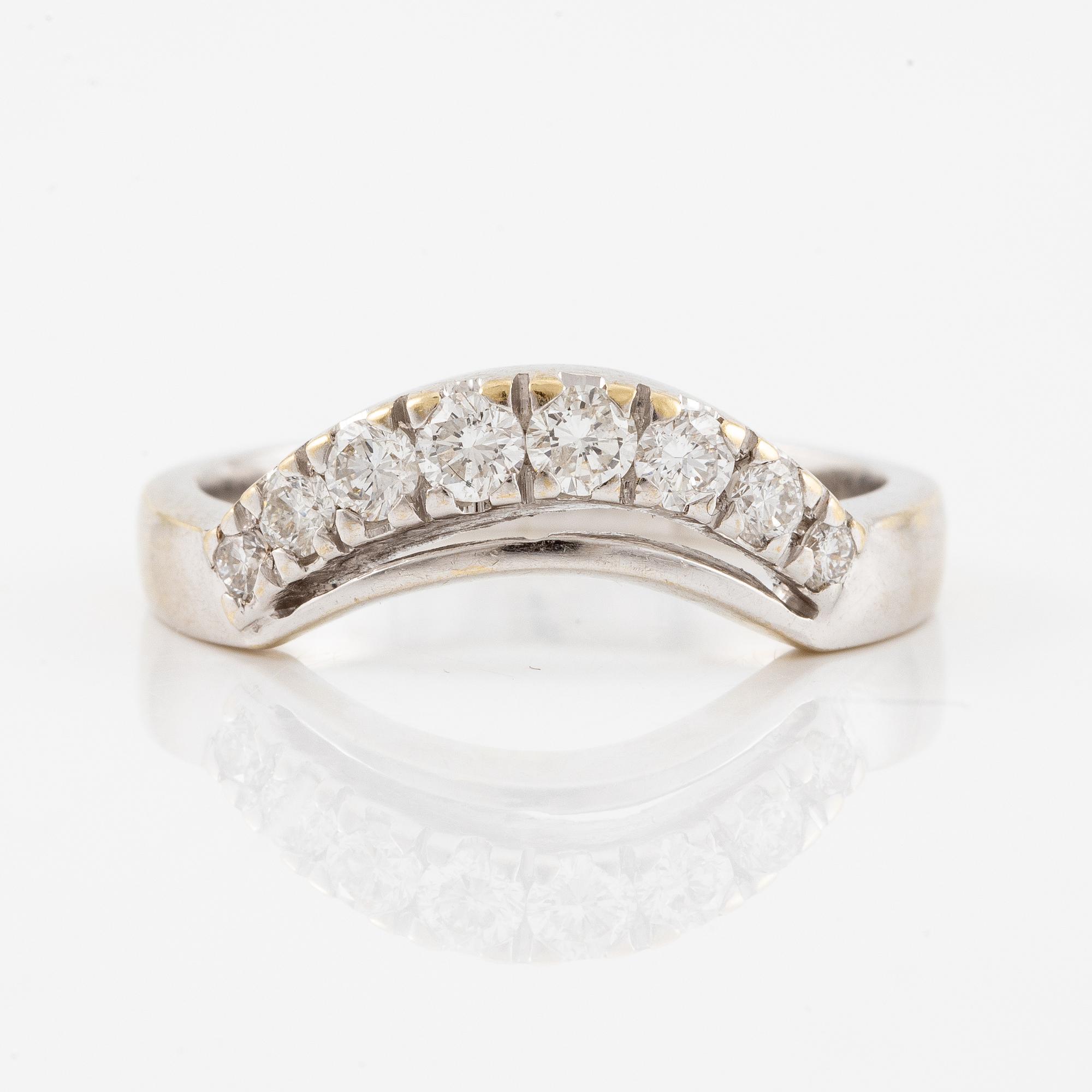 Ring, 18K vitguld med briljantslipade diamanter.