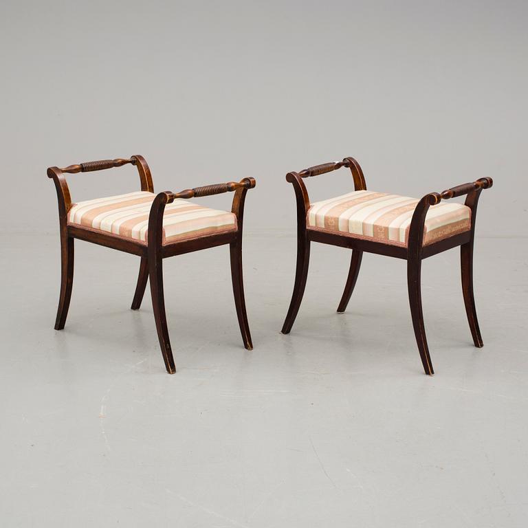 TABURETTER, ett par. Karl-Johan, 1800-talets mitt.