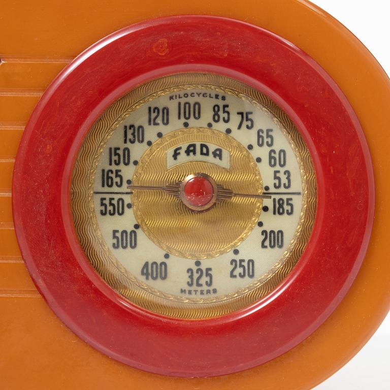 A Fada Streamliner "Bullet" radio model 1000, ca 1945.