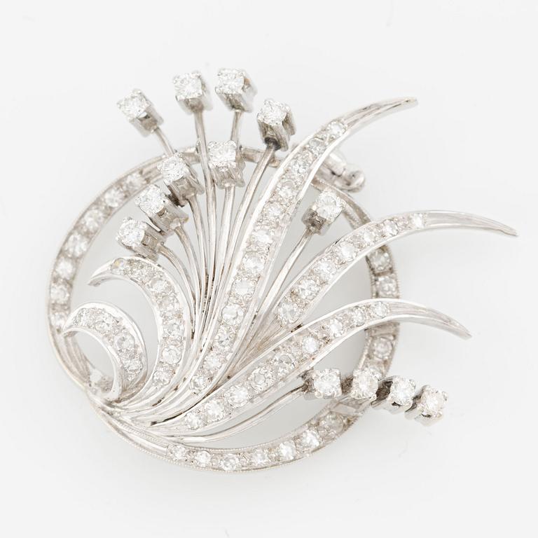 Brooch in 18K white gold with round brilliant and octagon-cut diamonds.