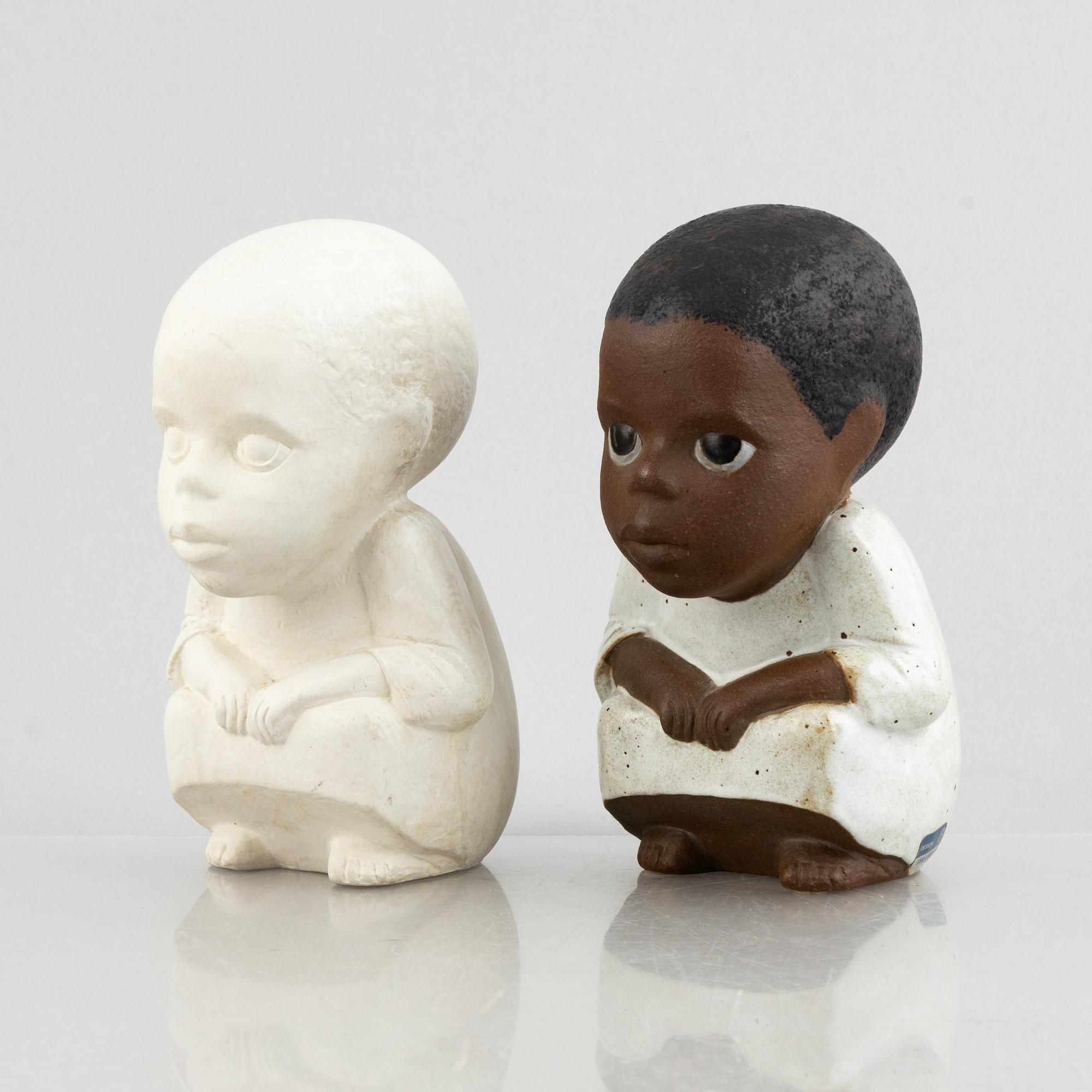 Lisa Larson, figuriner, 2 st, stengods, "Syd maxi", ur serien "All världens barn", Gustavsberg.